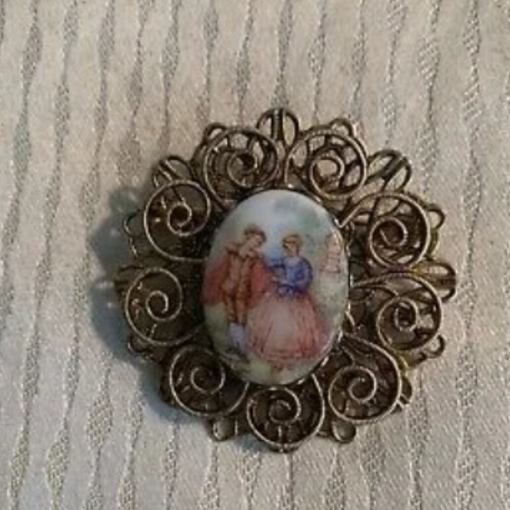 **VINTAGE VICTORIAN PORCELAIN HAND PAINTED WITH GOLD COLOURED FILIGREE BROOCH**